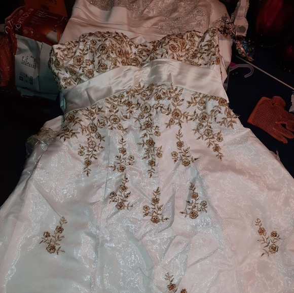 Wedding dress - Picture 2 of 3